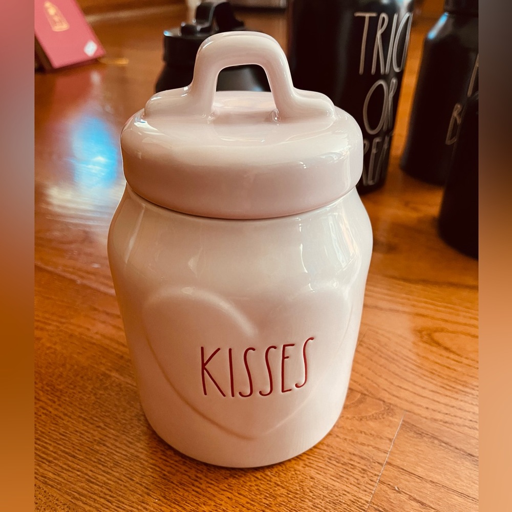 New Rae Dunn "KISSES" on a heart 💖 pink Canister